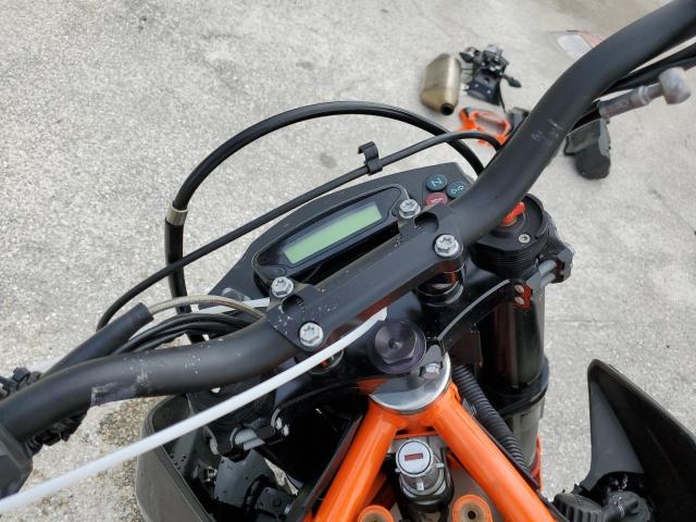 2022 KTM 690 SMC R VBKLSV40XNM736084