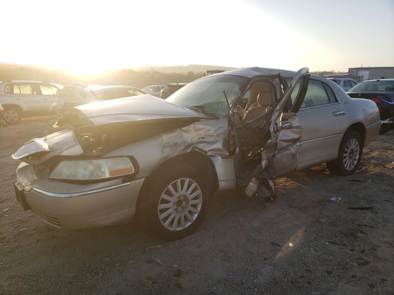 Lot #2988605284 2005 LINCOLN TOWN CAR S