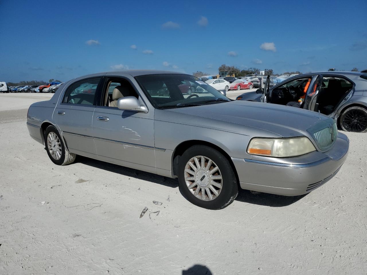 Lot #3045937280 2004 LINCOLN TOWN CAR U