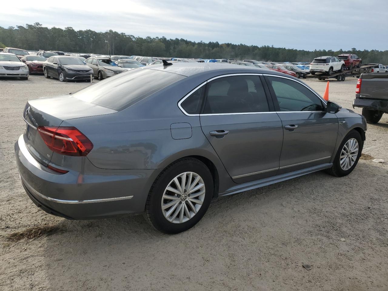 Lot #2902580928 2017 VOLKSWAGEN PASSAT R-L