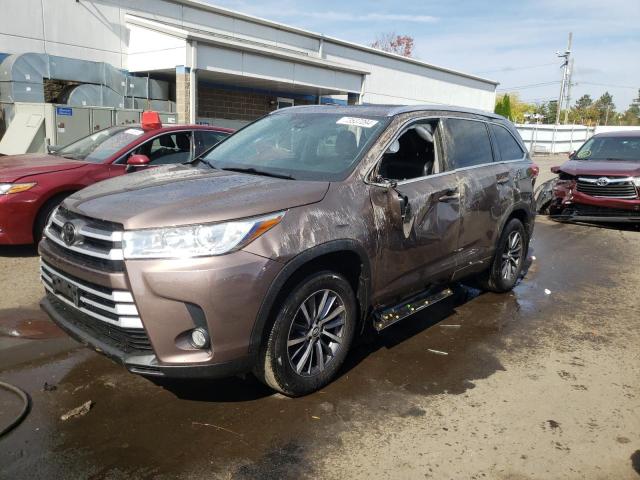 VIN 5TDJZRFH8HS368513 2017 Toyota Highlander, SE no.1