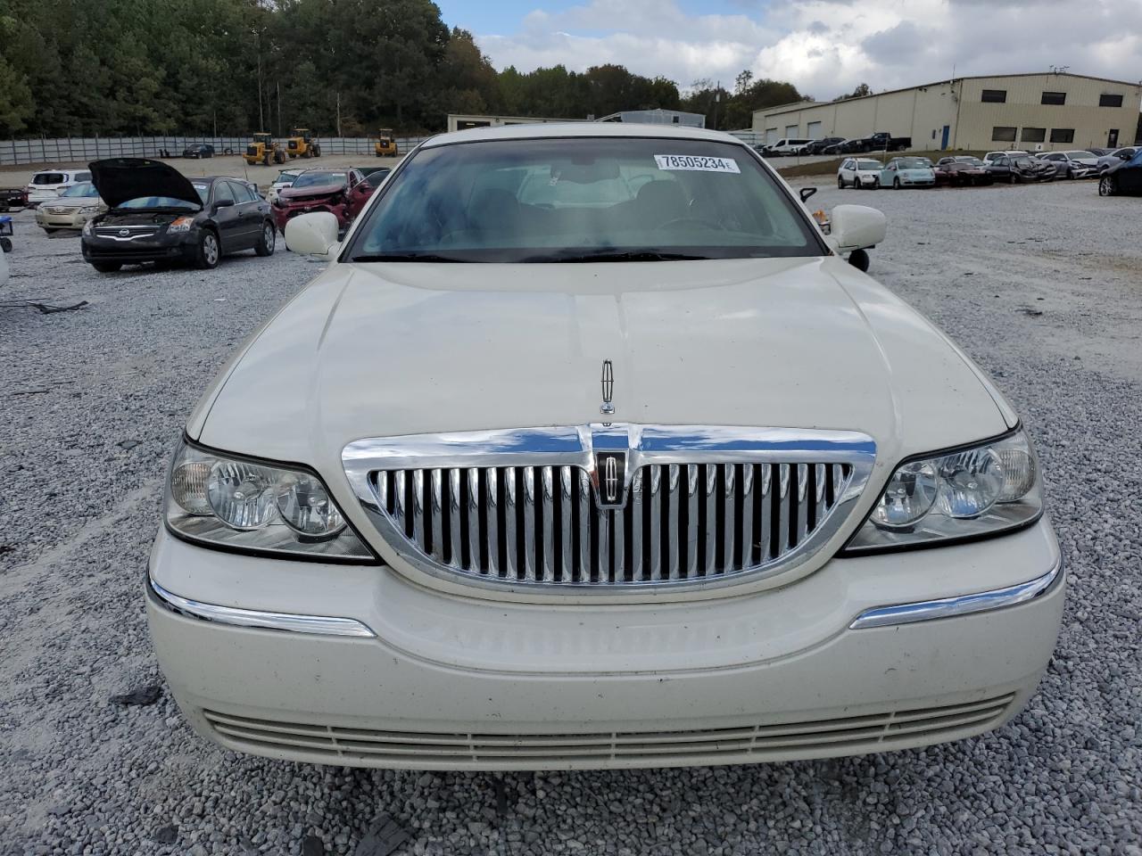 Lot #2945021892 2004 LINCOLN TOWN CAR U