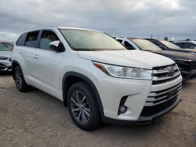 VIN 5TDJZRFH6HS368820 2017 Toyota Highlander, SE no.4