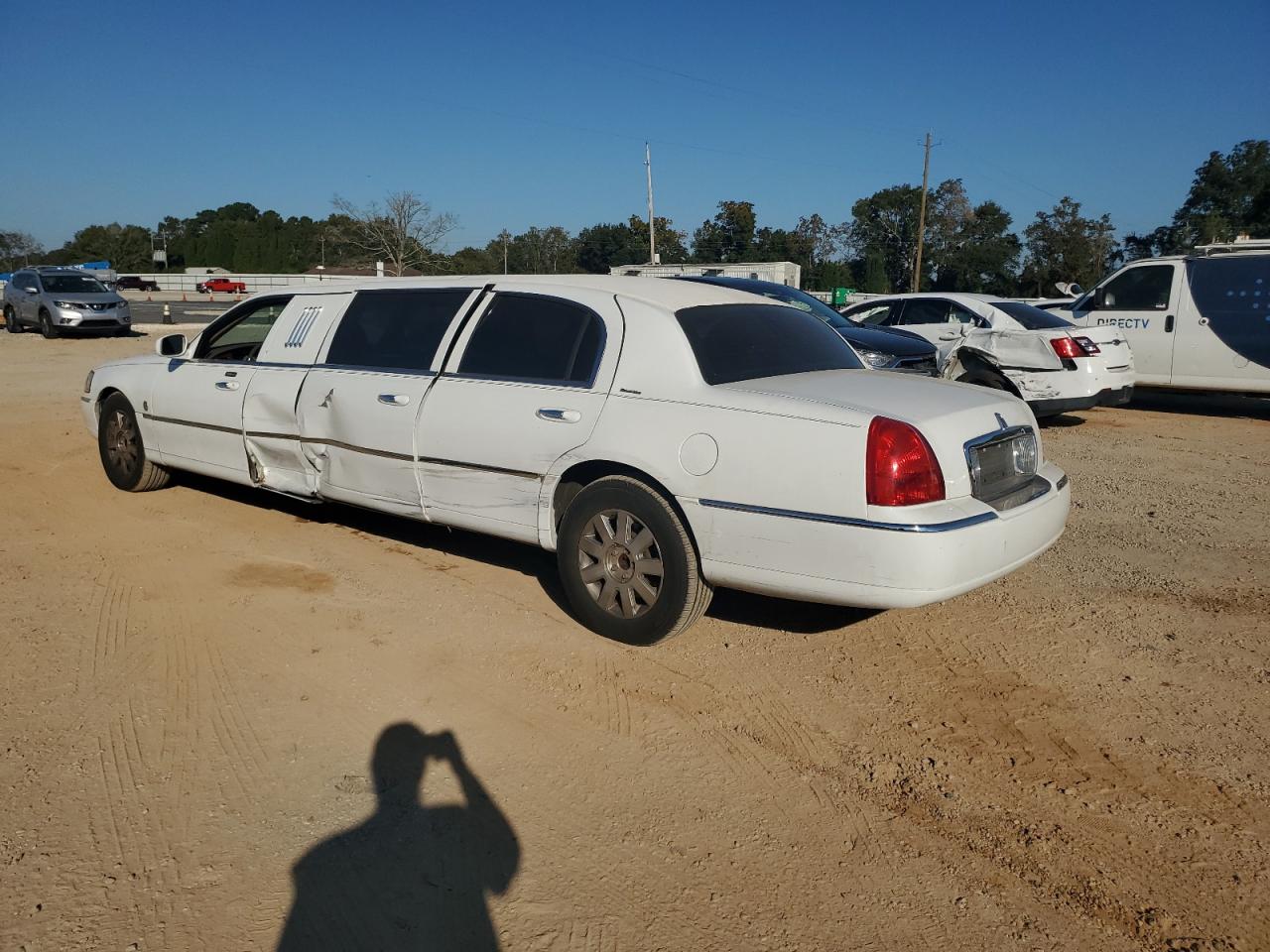 Lot #2953145757 2003 LINCOLN TOWN CAR E