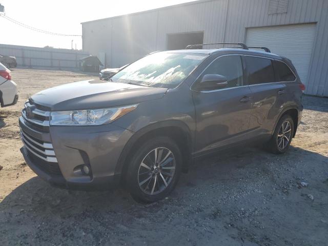 VIN 5TDJZRFH2JS873887 2018 Toyota Highlander, SE no.1