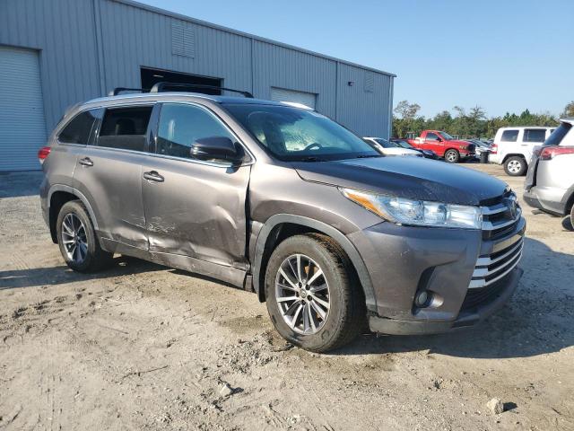 VIN 5TDJZRFH2JS873887 2018 Toyota Highlander, SE no.4