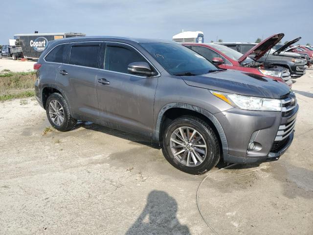 VIN 5TDKZRFH9KS566111 2019 Toyota Highlander, SE no.4