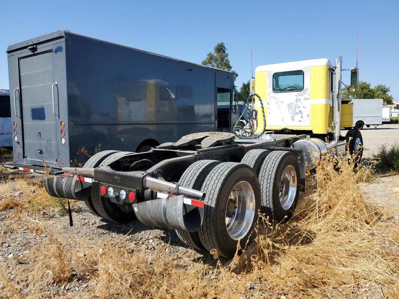 Lot #2937932830 1985 PETERBILT 359