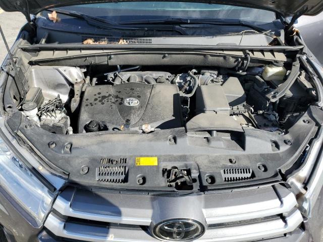 VIN 5TDJZRFH2JS827573 2018 Toyota Highlander, SE no.12