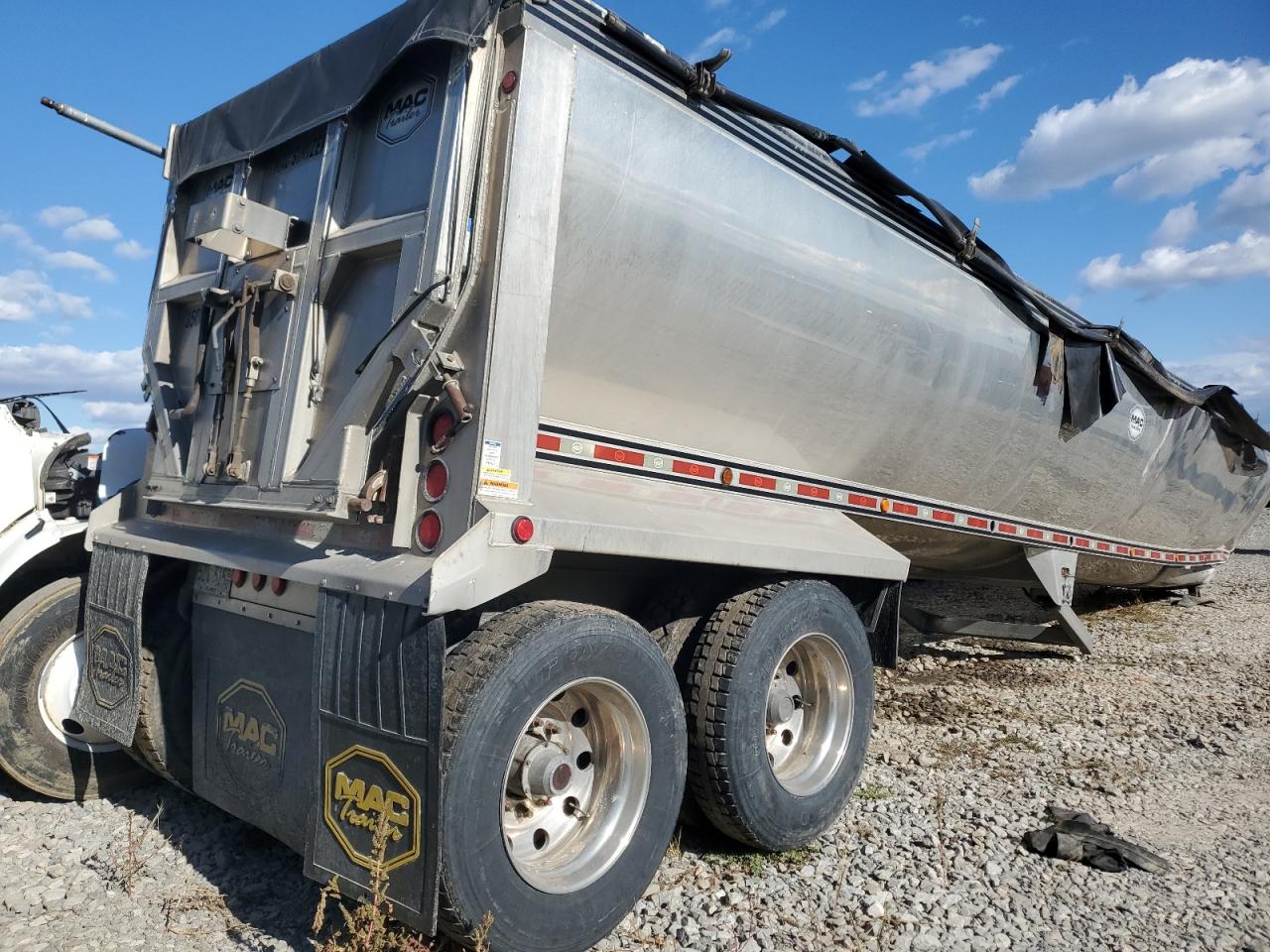 Lot #2989300139 2017 MACK DUMP TRUCK