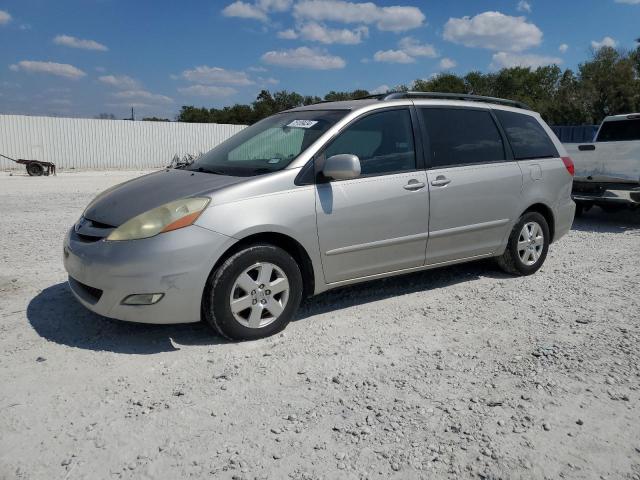 TOYOTA SIENNA XLE