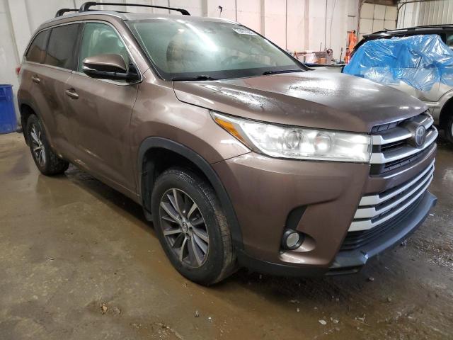 VIN 5TDJZRFH3HS405631 2017 Toyota Highlander, SE no.4