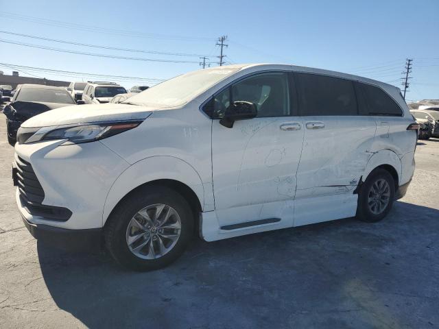 VIN 5TDKSKFC1NS071096 2022 Toyota Sienna, LE no.1