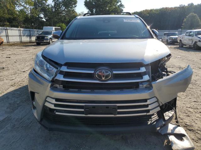 VIN 5TDJZRFH4JS823380 2018 Toyota Highlander, SE no.5