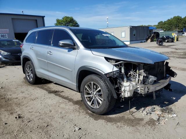 VIN 5TDJZRFH8JS817226 2018 Toyota Highlander, SE no.4