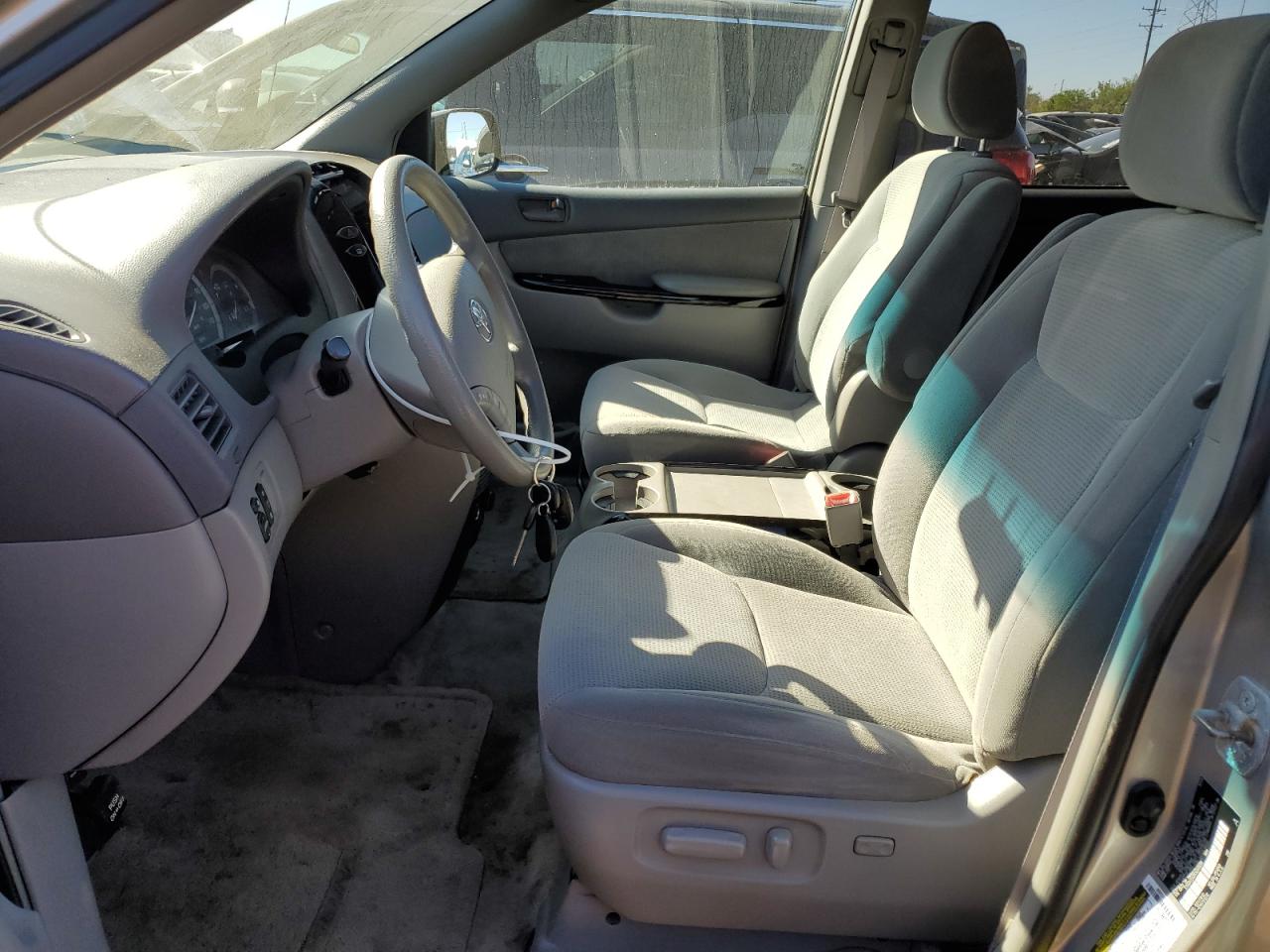 2005 Toyota SIENNA CE