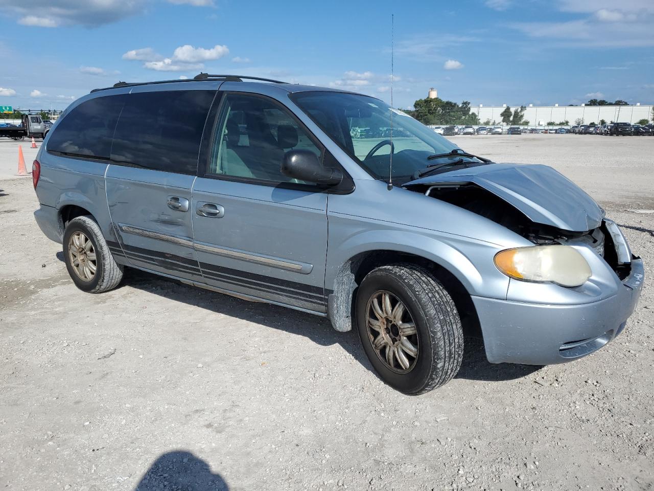 Lot #2974776058 2005 CHRYSLER TOWN & COU