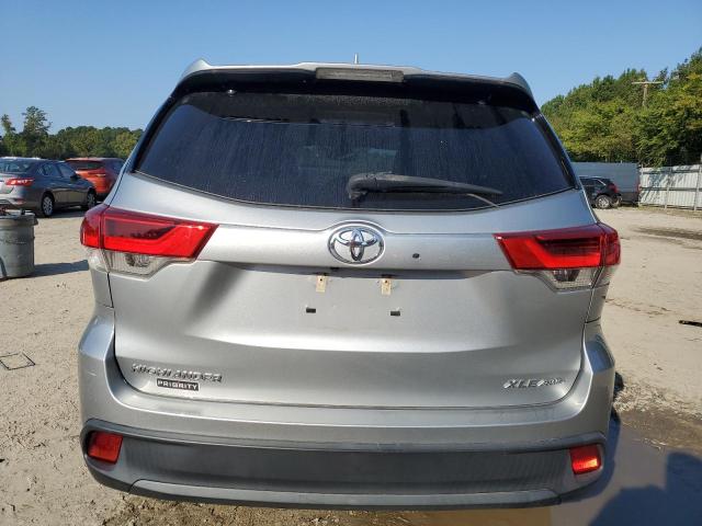 VIN 5TDJZRFH4JS823380 2018 Toyota Highlander, SE no.6