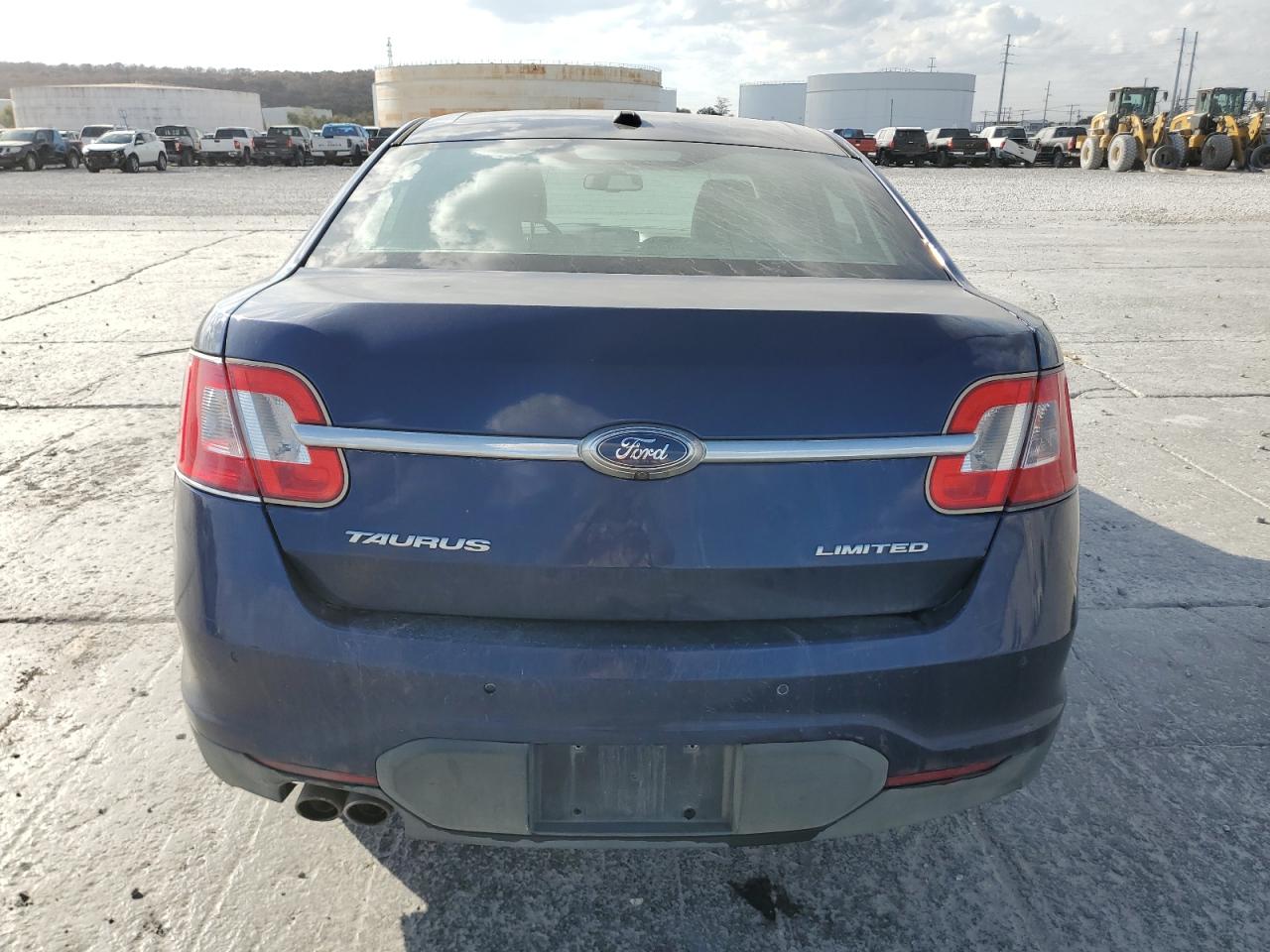 Lot #3023128168 2011 FORD TAURUS LIM