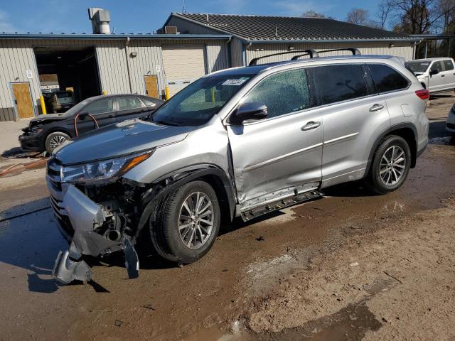 VIN 5TDJZRFH2JS903647 2018 Toyota Highlander, SE no.1