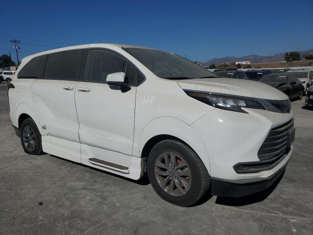 VIN 5TDKSKFC1NS071096 2022 Toyota Sienna, LE no.4