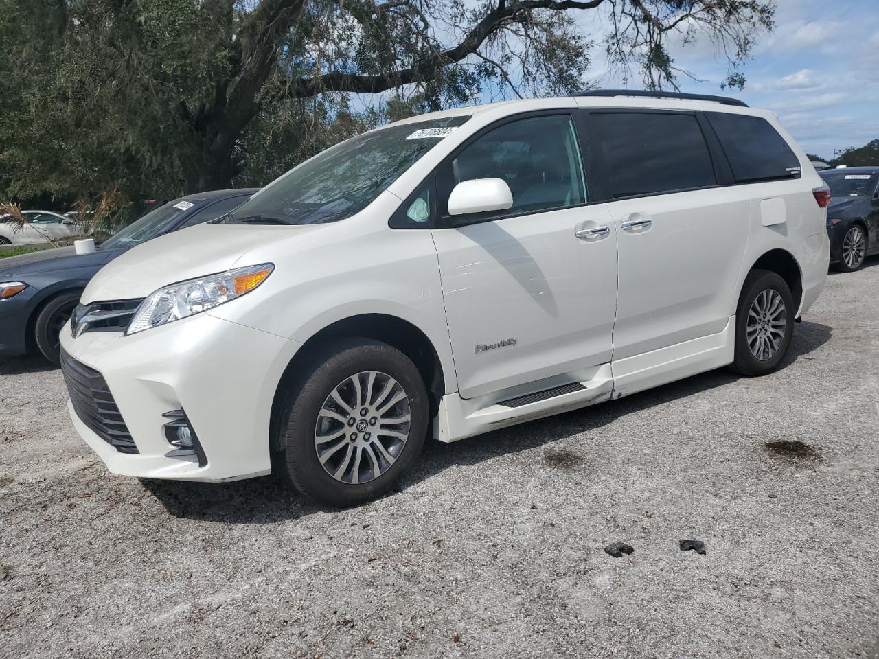 Lot #2974721142 2020 TOYOTA SIENNA XLE