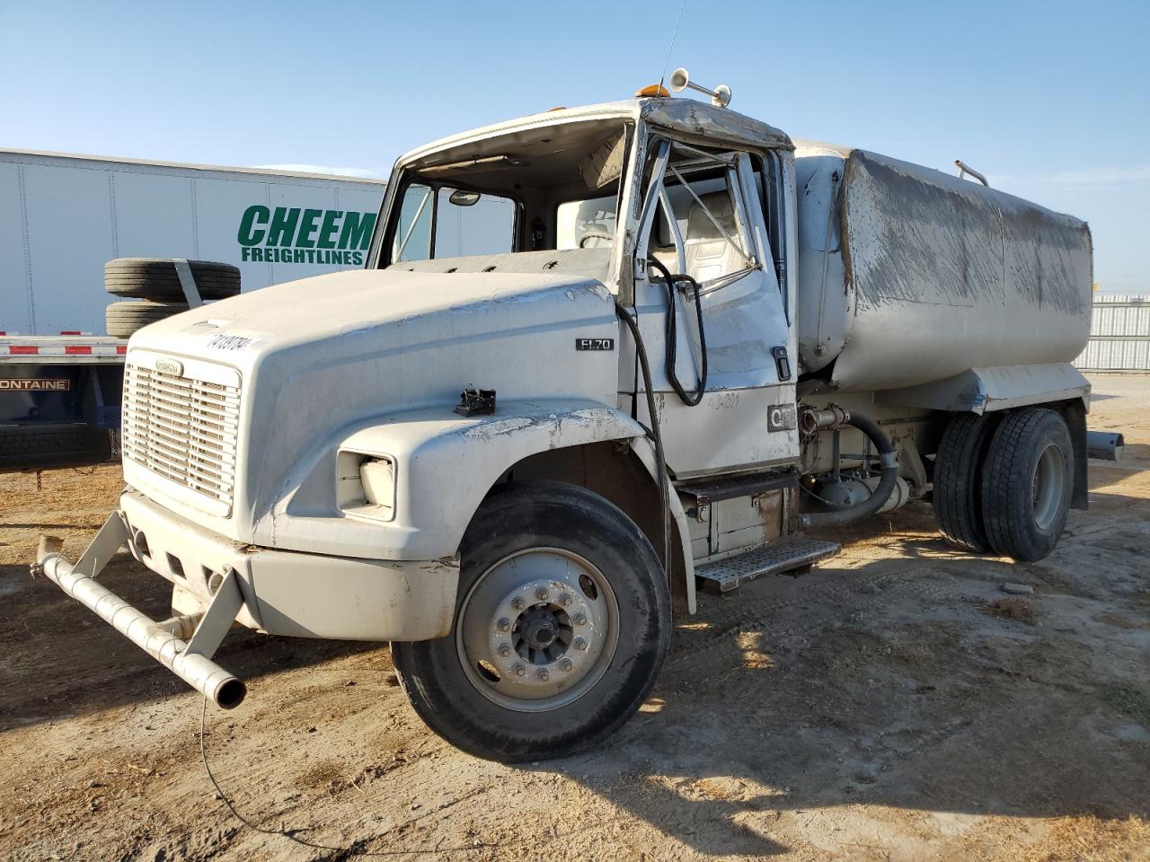 Lot #3207997286 2000 FREIGHTLINER MEDIUM CON