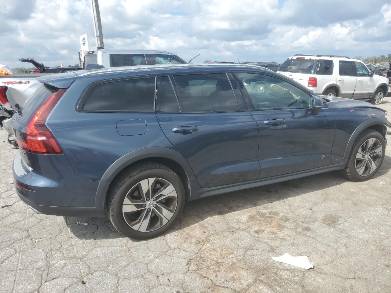 Lot #2974751106 2022 VOLVO V60 CROSS