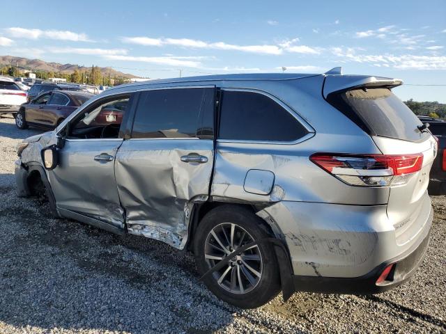 VIN 5TDKZRFH2JS528590 2018 Toyota Highlander, SE no.2