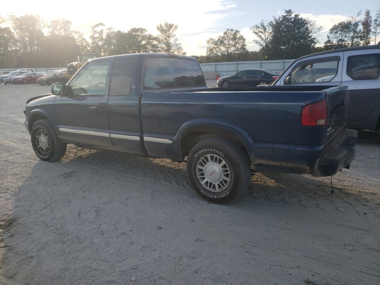 Lot #2994198264 2002 GMC SONOMA