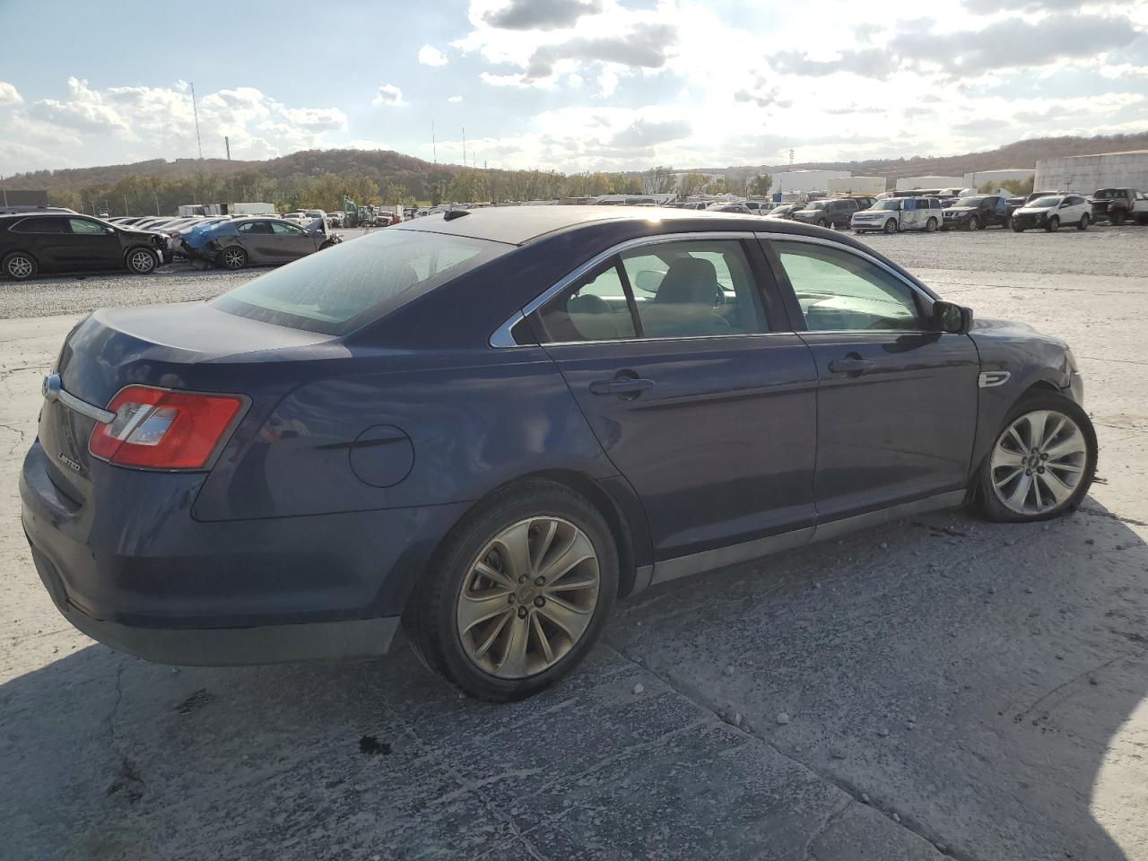 Lot #3023128168 2011 FORD TAURUS LIM