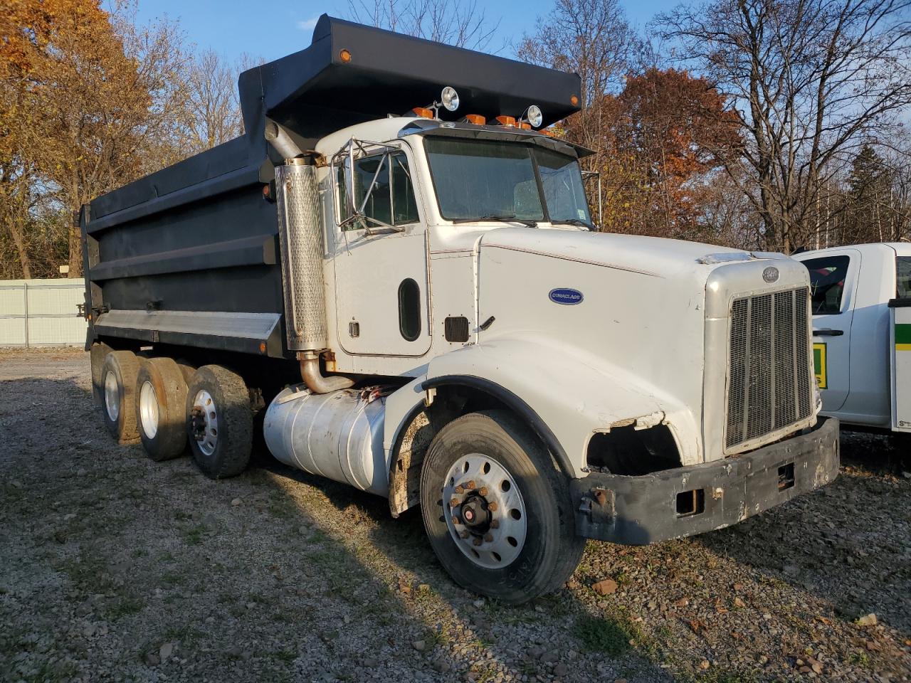 Lot #2944911893 2000 PETERBILT 385