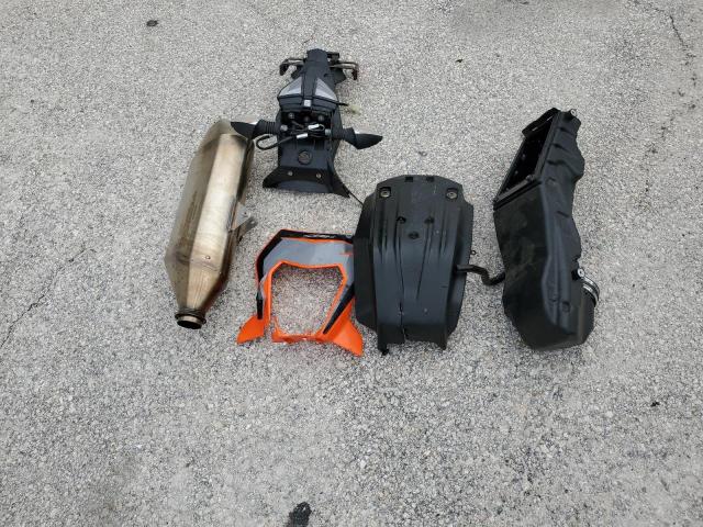 2022 KTM 690 SMC R VBKLSV40XNM736084