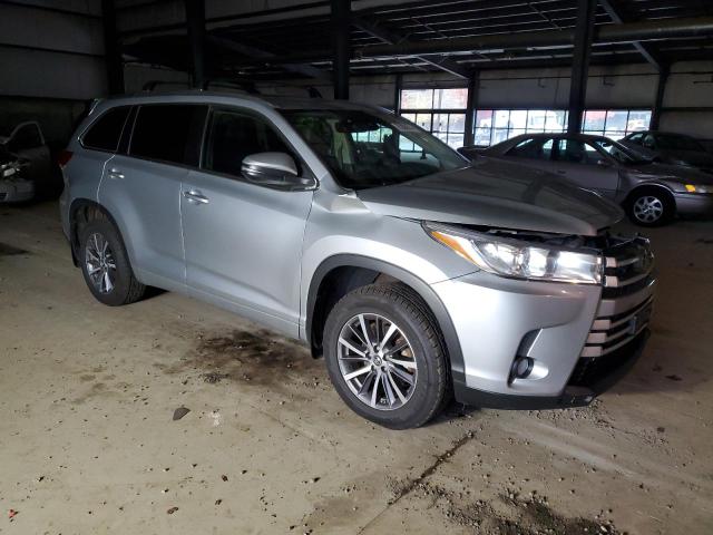 VIN 5TDJZRFH8HS402000 2017 Toyota Highlander, SE no.4