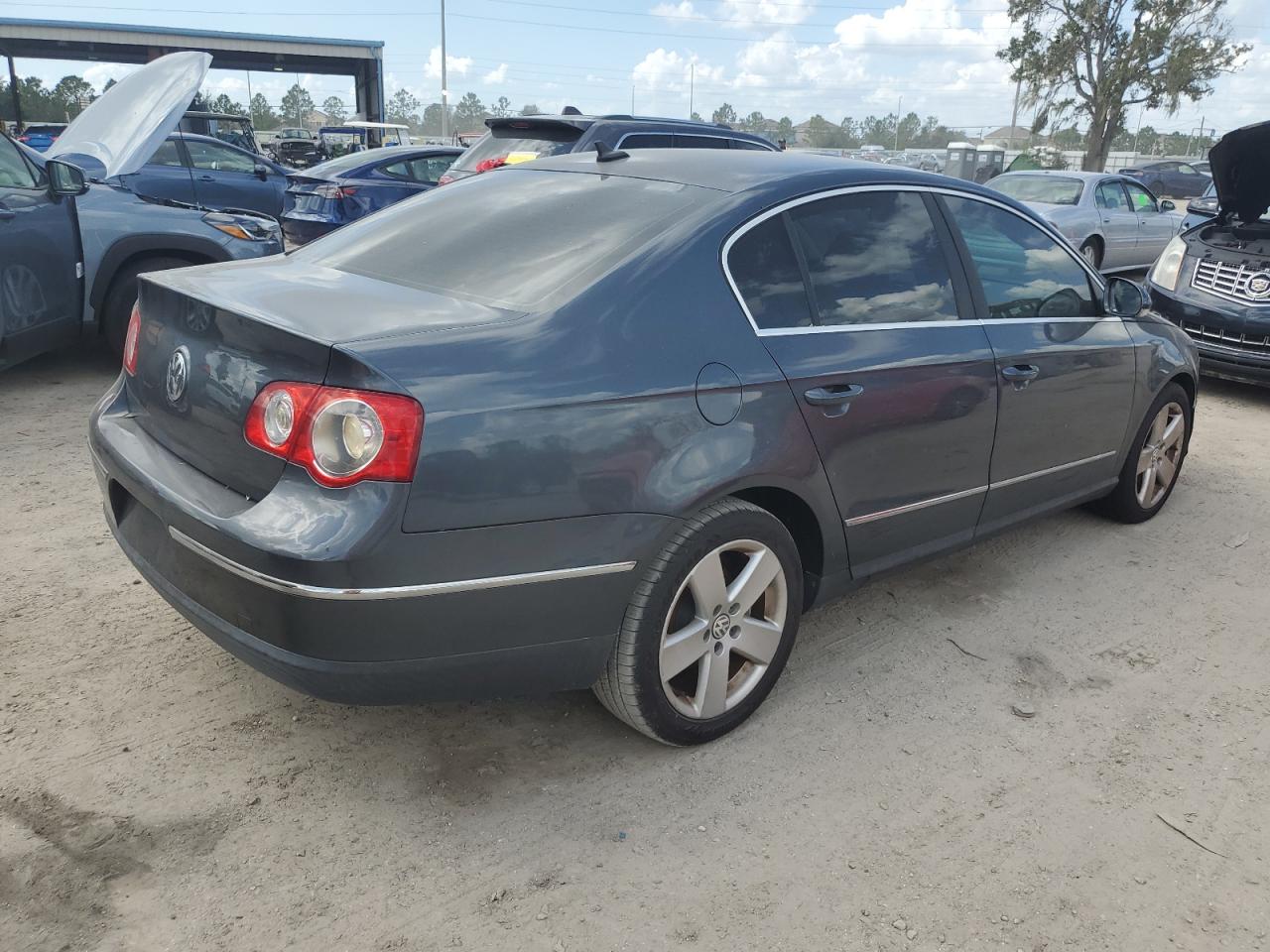 Lot #2902863004 2009 VOLKSWAGEN PASSAT TUR