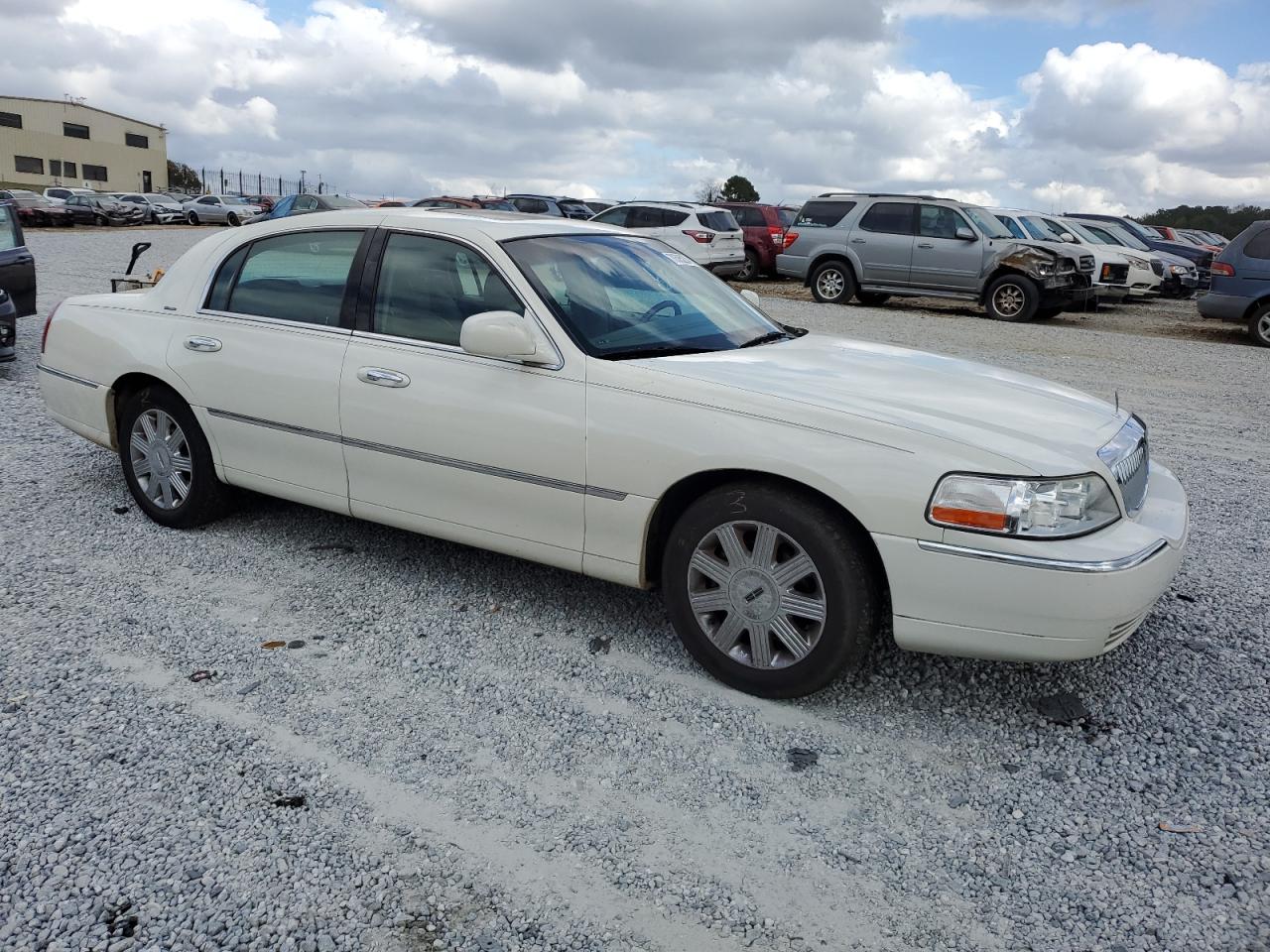 Lot #2945021892 2004 LINCOLN TOWN CAR U