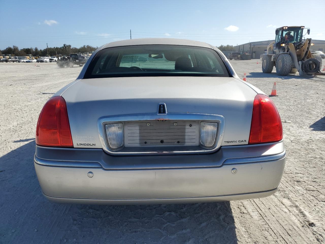 Lot #3045937280 2004 LINCOLN TOWN CAR U