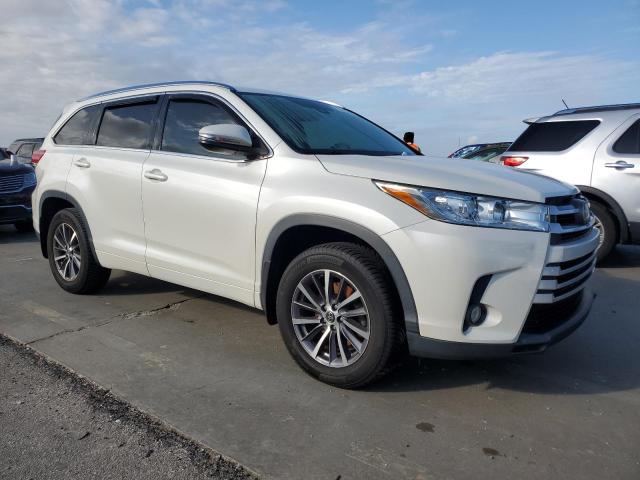 VIN 5TDJZRFH7JS545400 2018 Toyota Highlander, SE no.4