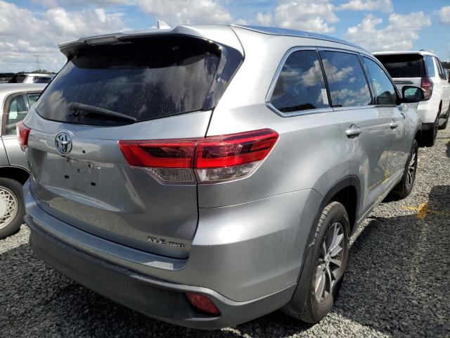 VIN 5TDJZRFH2JS526141 2018 Toyota Highlander, SE no.3