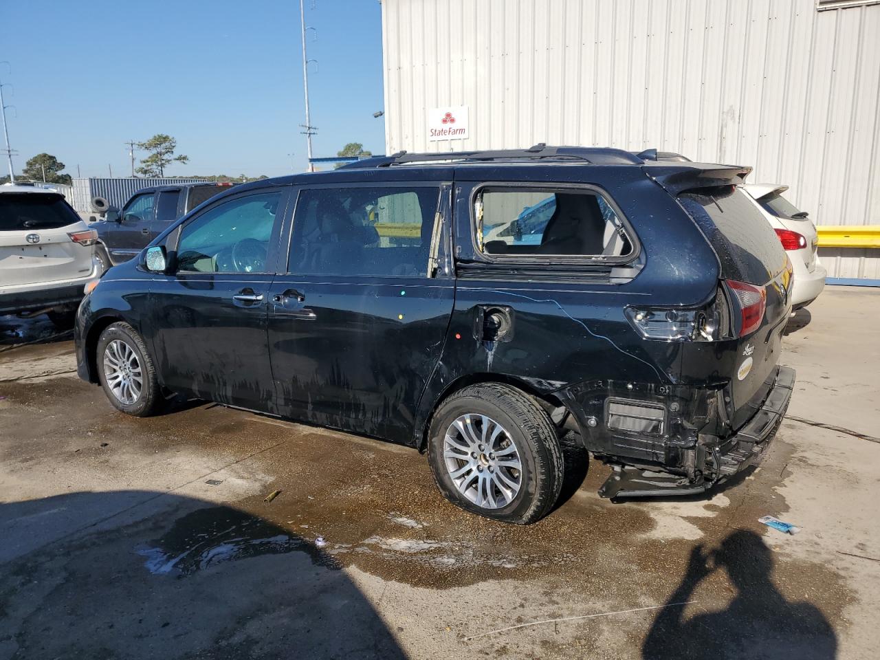 Lot #2962533818 2018 TOYOTA SIENNA XLE