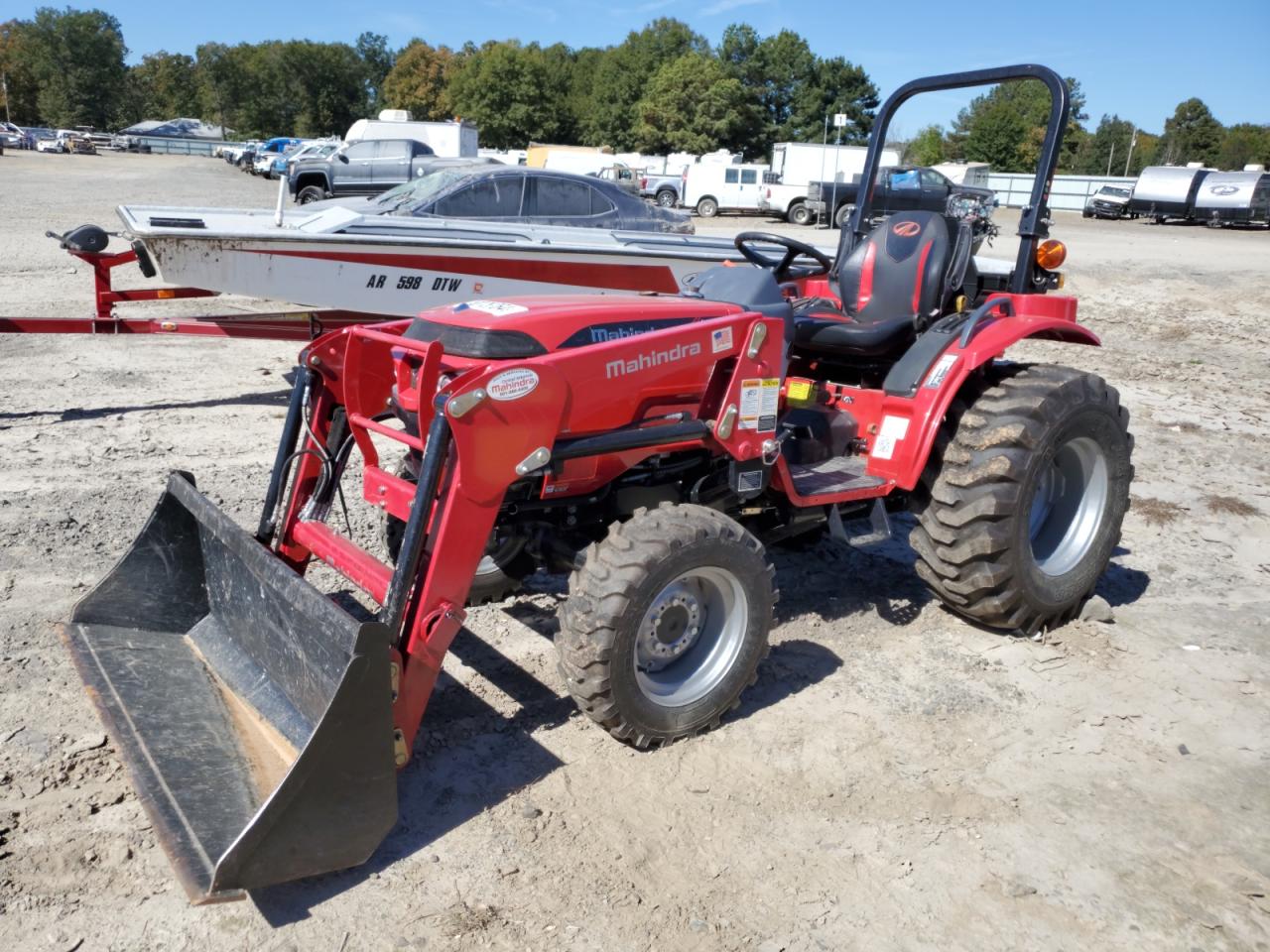 MAHINDRA AND MAHINDRA TRACTOR 2021 red   26H201224610 photo #3