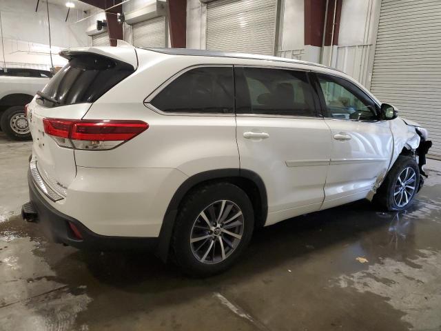 VIN 5TDJZRFH5HS386631 2017 Toyota Highlander, SE no.3