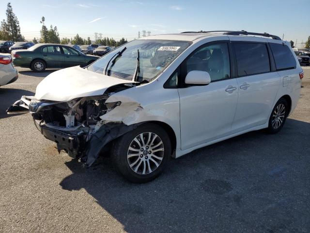 VIN 5TDYZ3DC1JS932995 2018 Toyota Sienna, Xle no.1