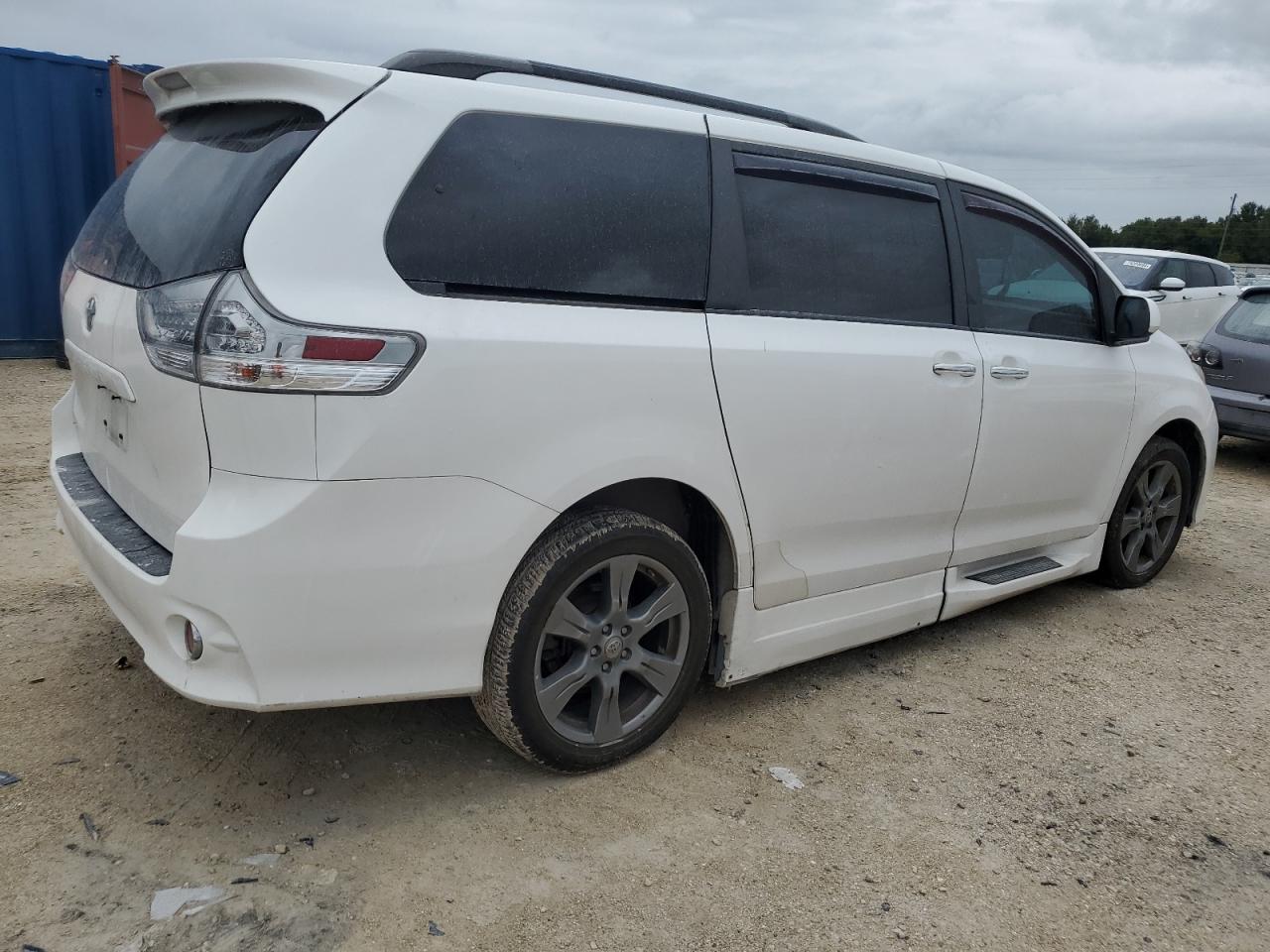 Lot #2989300275 2017 TOYOTA SIENNA SE