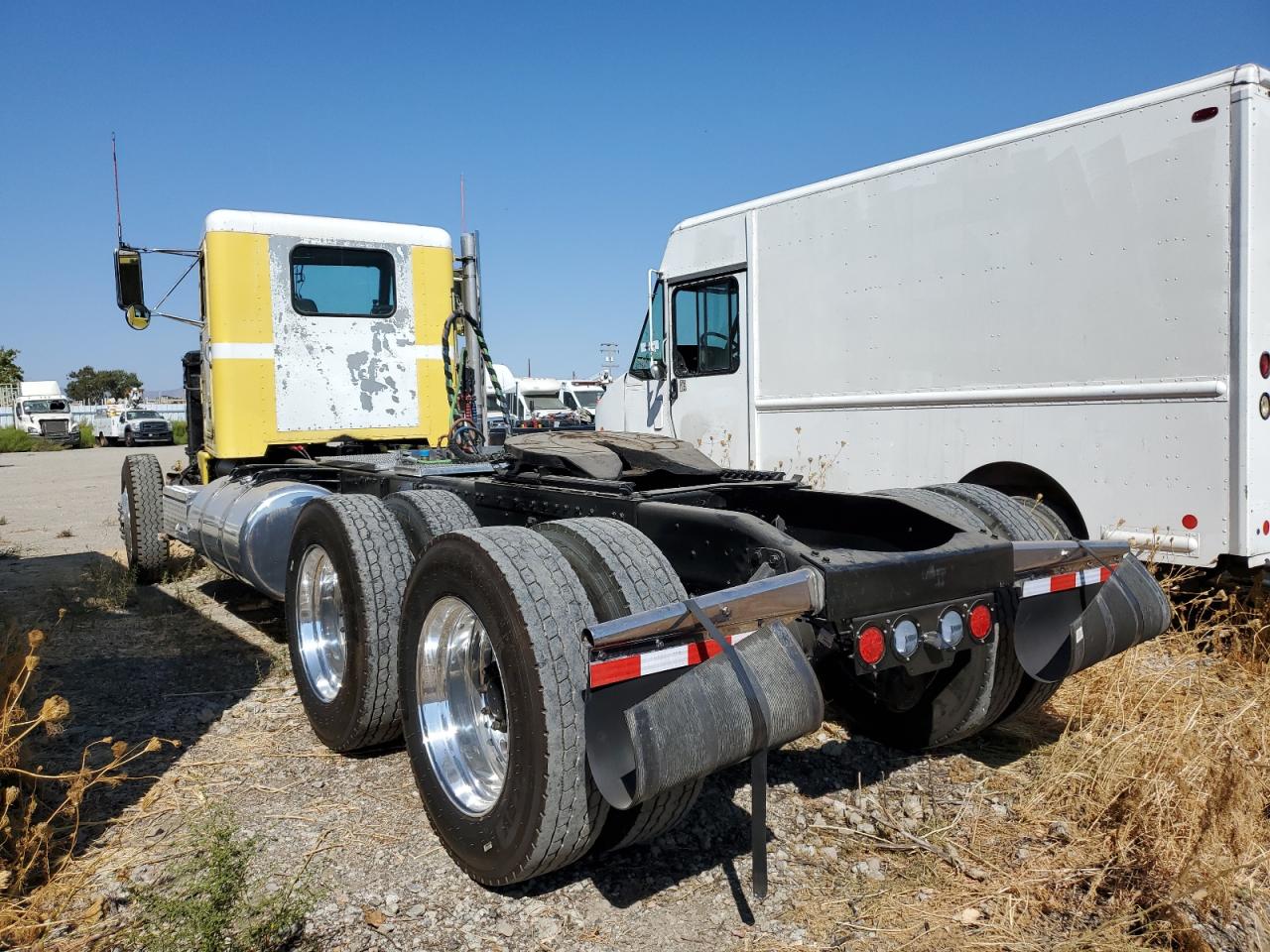 Lot #2937932830 1985 PETERBILT 359