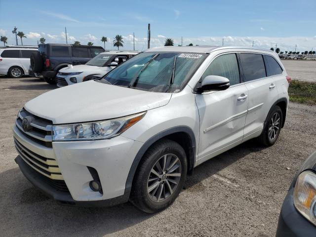 VIN 5TDJZRFH1JS890941 2018 Toyota Highlander, SE no.1