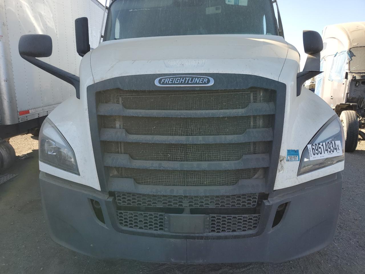 Lot #2935447127 2022 FREIGHTLINER CASCADIA 1