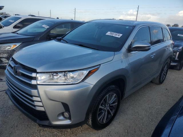 VIN 5TDKZRFH7JS550147 2018 Toyota Highlander, SE no.1