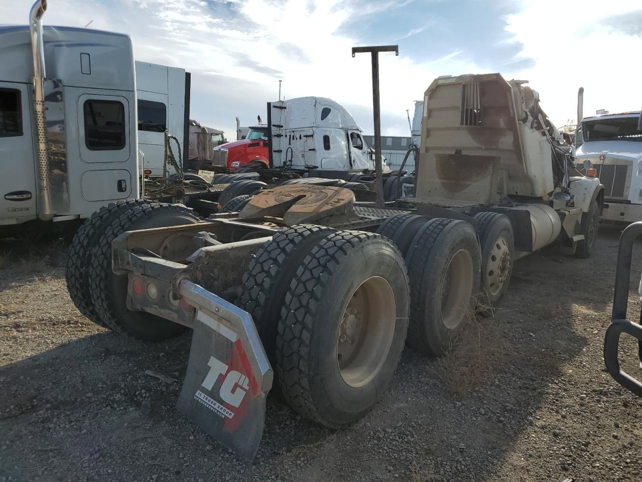 Lot #2924015107 2013 KENWORTH CONSTRUCTI