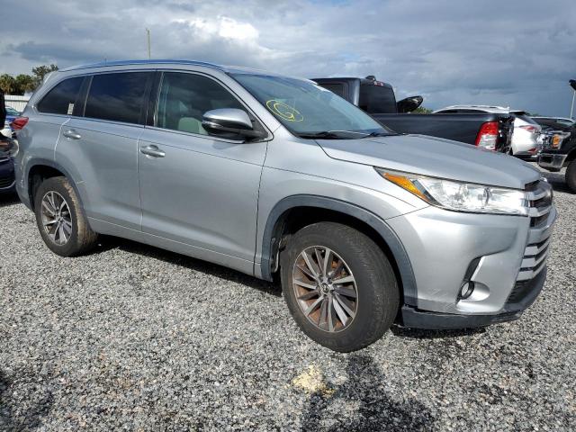 VIN 5TDKZRFH7HS513982 2017 Toyota Highlander, SE no.4